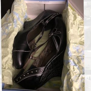 Bobbi Blu “Brick” wedges